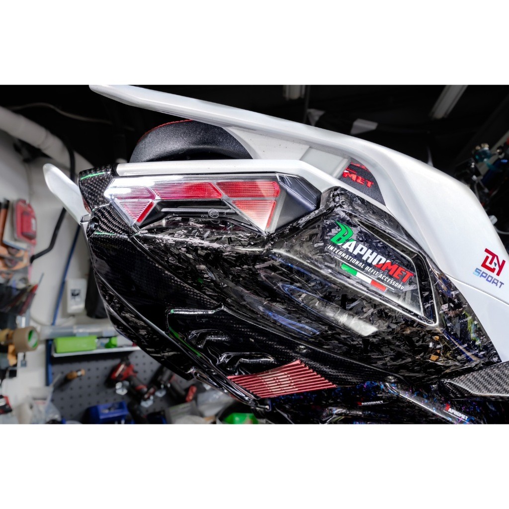 碳纖維車身後左右空力套件